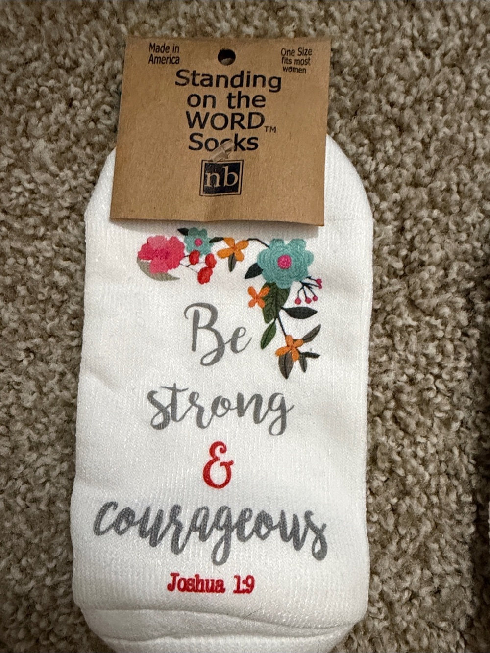 nb Standing on the Word White Floral 'Be Strong & Courageous' Socks